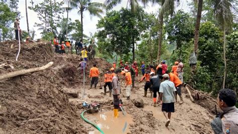 Evakuasi Korban Bencana Alam Tanah Longsor di Desa Klesem Pacitan ...