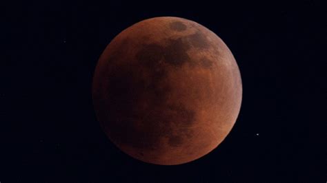 Full lunar eclipse creates rare super blood Moon - BBC News