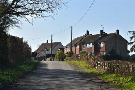 Houses on Roundgreen Lane © N Chadwick cc-by-sa/2.0 :: Geograph Britain ...