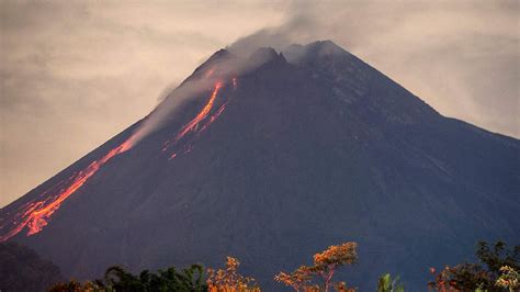 Indonesia's Mount Merapi spews lava - CGTN