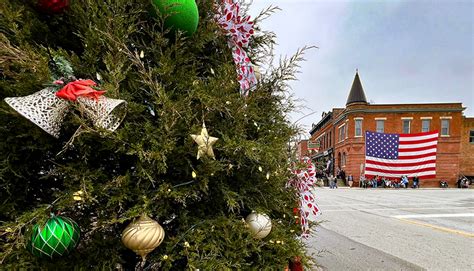 Small Town Christmas Parade - The Flying Mantis