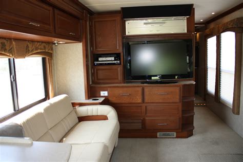 Fleetwood Discovery 41' - Reyes RV Rental