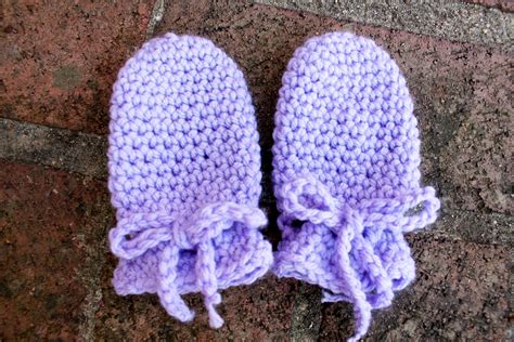 Katie Cooks and Crafts: Easy No Seam Thumbless Baby Mittens ~ No Scratch Mits