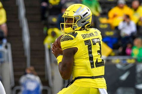 Oregon Ducks QB Anthony Brown Jr. ‘looks really good’ after apparent injury, entering Pac-12 ...