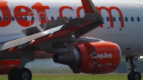 EasyJet Airbus A320 landing 8202141 Stock Video at Vecteezy