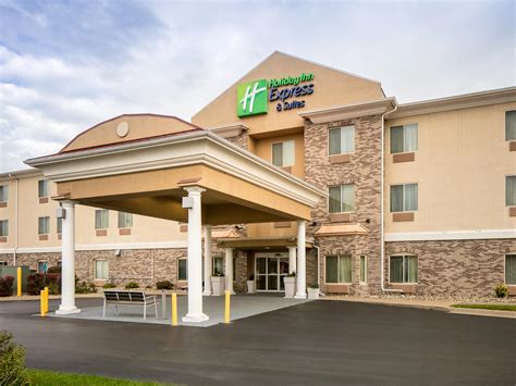 Affordable Hotels in Clinton, Iowa | Holiday Inn Express & Suites Clinton