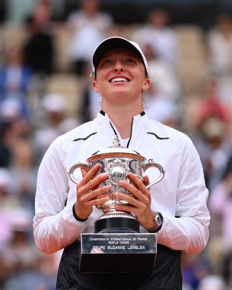 French Open: Swiatek prevails over Muchova in a hard-fought final to win third Roland Garros ...