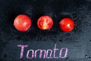 Viele reife Tomaten in Kartons auf einem Marktplatz - Creative Commons Bilder