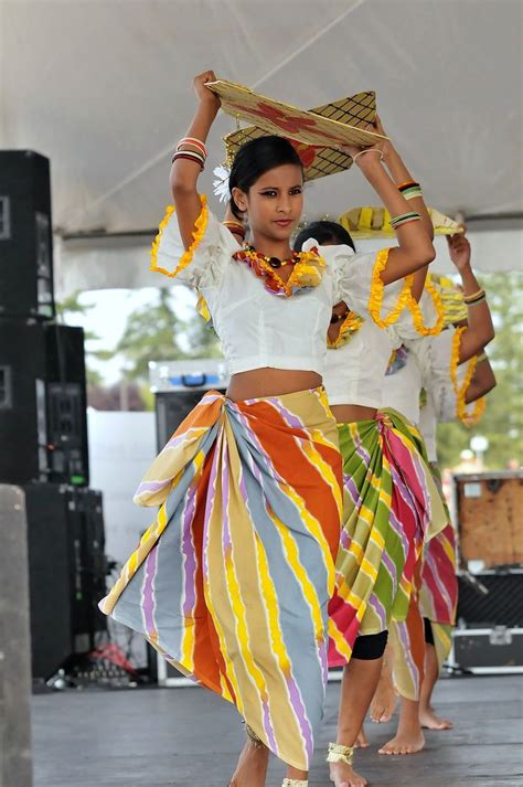 Traditional Sri Lankan harvesting dance | Sri lankan clothes, Sri lanka ...