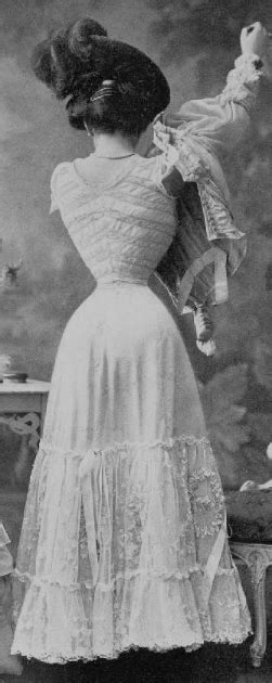 THE VICTORIAN ERA AND WOMEN’S CORSETS