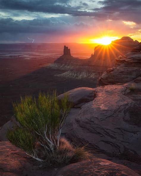 A mind blowing sunset in the Canyonlands of Utah. [OC] [1280x1600] : r/EarthPorn