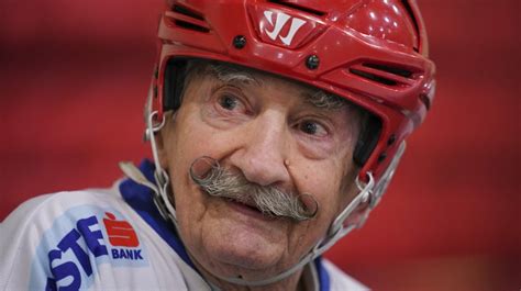 IIHF - Oldest hockey player died