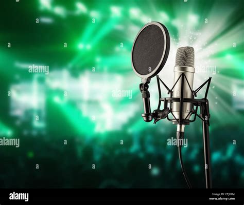 Singer with microphone hi-res stock photography and images - Alamy