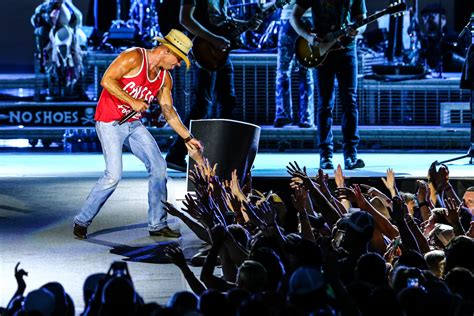 Kenny Chesney’s Spread The Love Tour Arrives in Kansas City 2016 – KC Concerts