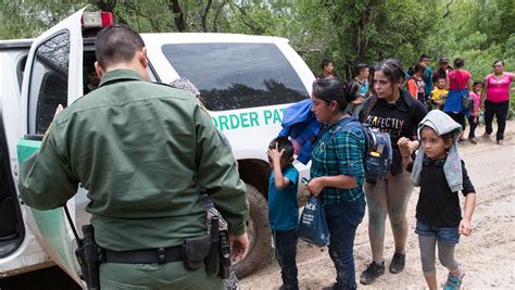 Border Patrol detains immigrant families crossing US-Mexico border