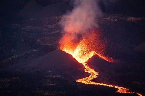 La Réunion : Le Piton de la Fournaise entre en éruption