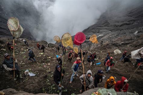 Thousands flock to Mount Bromo volcano for Hindu ritual sacrifice ...