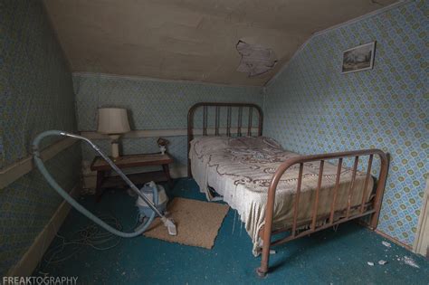 Tiny 4 Bedroom Abandoned House | FREAKTOGRAPHY