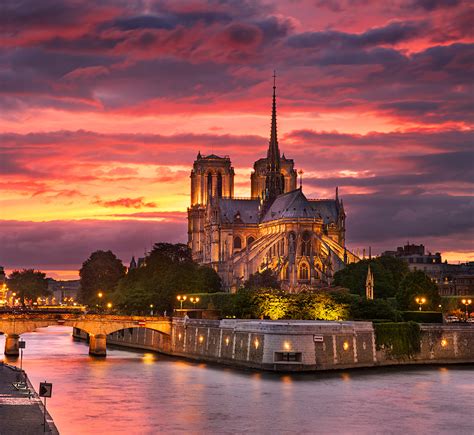 [PHOTOS] Paris: Massive fire engulfs 13th century Notre Dame Cathedral