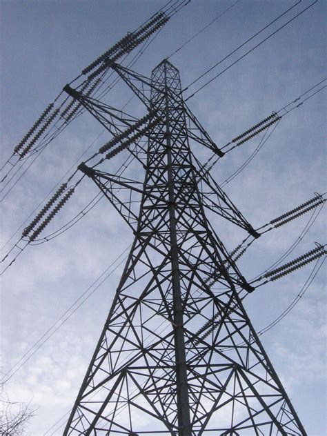 File:Electricity pylon near colliers wood london.jpg - Wikipedia