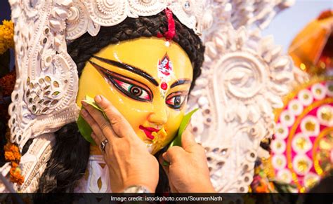 Durga Puja 2017 :The Significance of Sindur Khela or Sindoor Daan on Vijayadashami