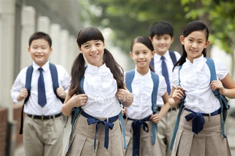 Chinese schoolchildren in school uniform posing on street — backpacks ...