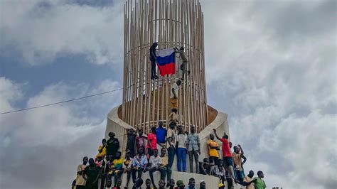 The Hottest New Accessory in Niger? A Russian Flag. - The New York Times