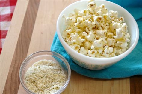 Garlic Parmesan Popcorn - Retro Housewife Goes Green