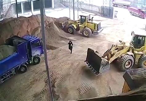 Distracted Digger-Driving Colleague Dumps Factory Worker into Sand Processor (+Video) - World ...