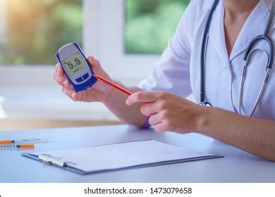 Doctor Shows Glucose Meter Blood Glucose Stock Photo 1473079658 | Shutterstock