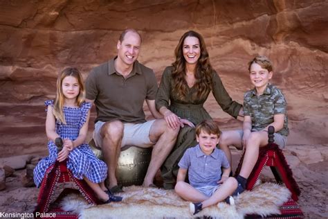 The Wales Family’s 2022 Christmas Card Photo – What Kate Wore