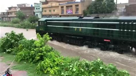 Live Train on water awam Express 13up in rainy day crossing Sarai Alamgir Pakistan Railways ...