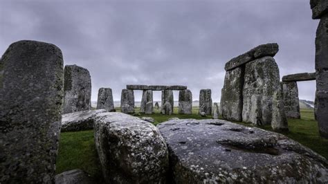 Stonehenge: Neolithic monument found near sacred site - BBC News