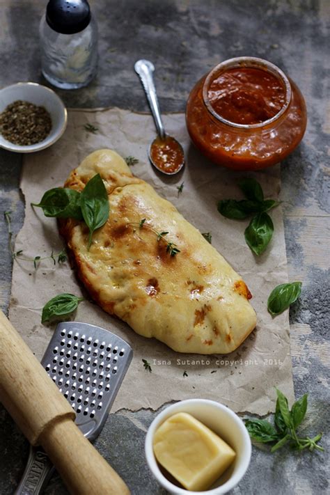 CALZONE PIZZA DENGAN SAUS TOMAT HOMEMADE DAN SIMPEL DOUGH PIZZA - Dapur ...