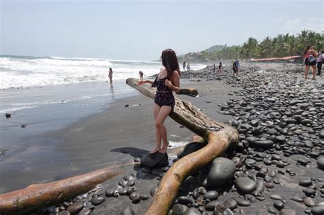 Exploring El Tunco Beach, El Salvador - Mirneezy