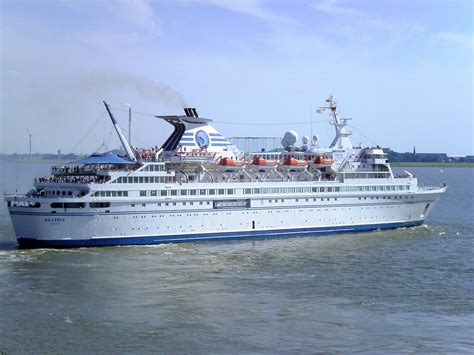 File:Cruise ship Delphin.jpg - Wikimedia Commons