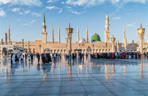 Musulmanes reunidos para adorar la mezquita Nabawi, Medina, Arabia ...