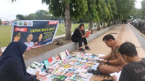 Kabid Budaya Disparbud Luwu, Lesehan di Lapak Baca Buku Gratis - Simpul Rakyat