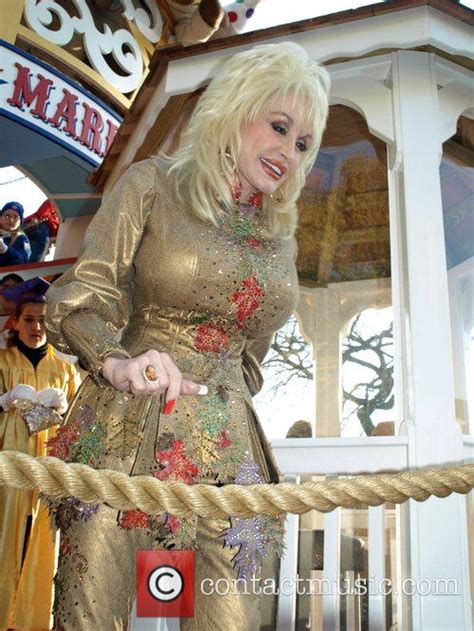 Dolly Parton - The 2007 Macy's Thanksgiving Day parade | 22 Pictures | Contactmusic.com