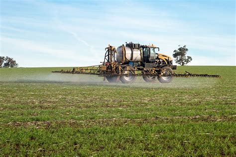 When weighing up spray drift risks, consider these tips - Grain Central