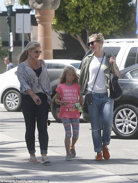 Cameron Diaz enjoys LA day with sister Chimene and niece - WSTale.com