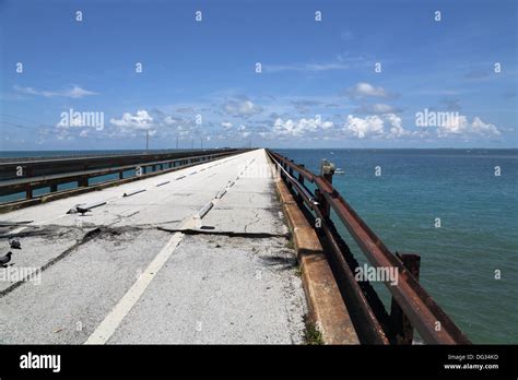 the old 7 mile bridge on the florida keys Stock Photo - Alamy