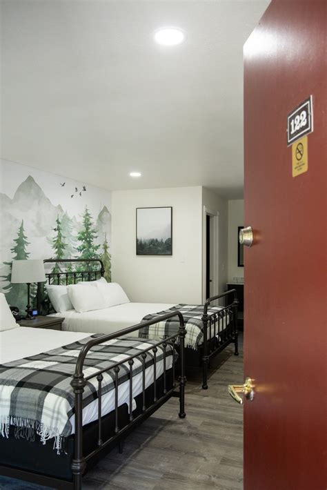 Redwood Deluxe Room – Occidental Lodge