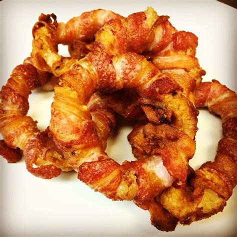 Bacon wrapped onion rings Bacon Wrapped, Onion Rings, Shrimp, Yummy Food, Meat, Delicious Food ...