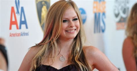 Avril Lavigne Opens Up About Her Struggle With Lyme Disease And ...