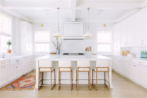 White Farmhouse Kitchen Paint Color Simply White by Benjamin Moore. White F… | White farmhouse ...