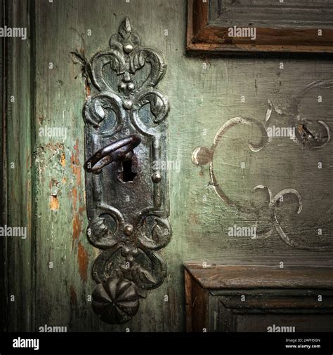 Antique door lock hi-res stock photography and images - Alamy