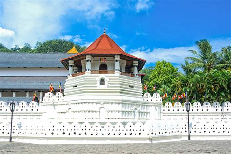 Sri Dalada Maligawa (Temple of the Tooth Relic) | Attractions in Sri lanka