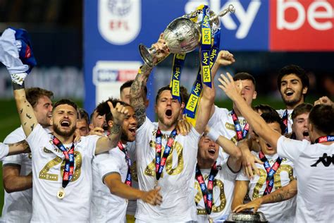 25 pictures of Leeds United and Marcelo Bielsa lifting the Championship ...