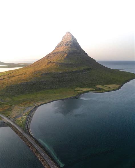 Beautiful Kirkjufell mountain in Iceland | Premium Photo - rawpixel